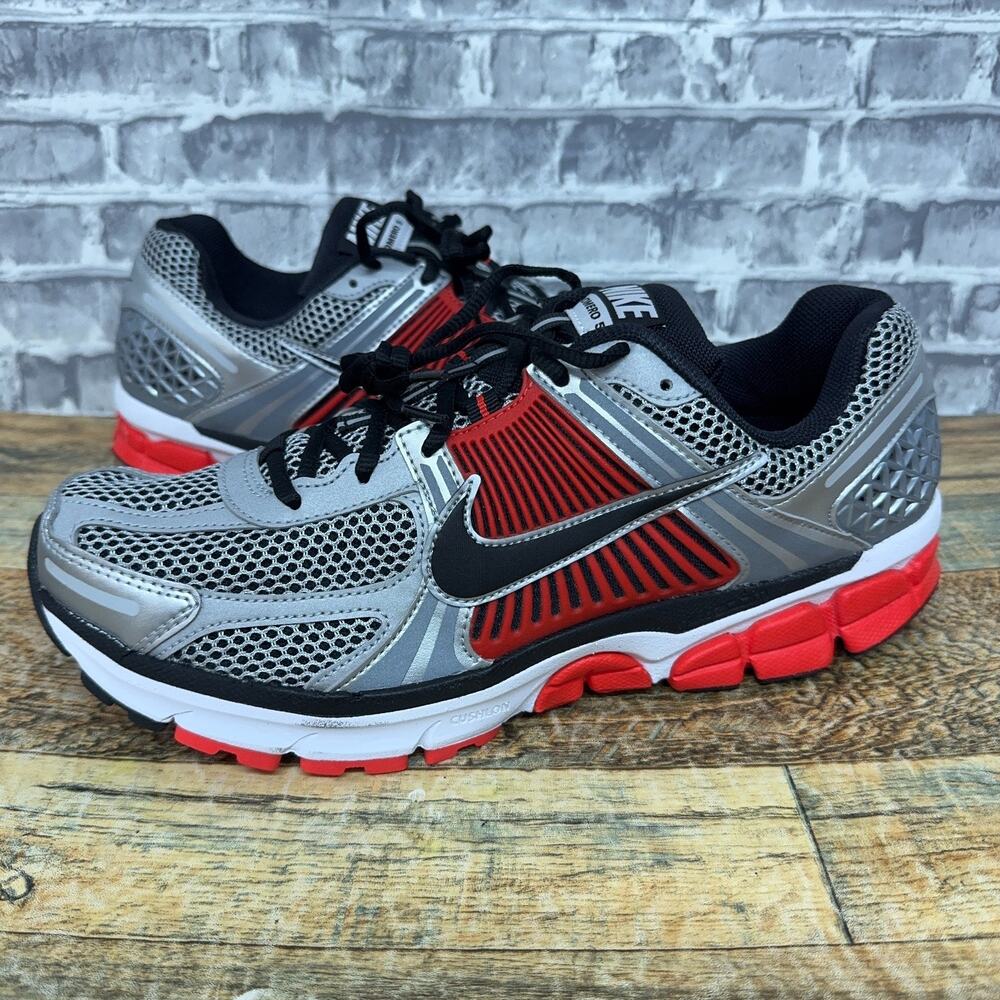 Nike Air Zoom Vomero 5 Metallic Silver Crimson Red FJ4151-005 Mens Size 11.5 New